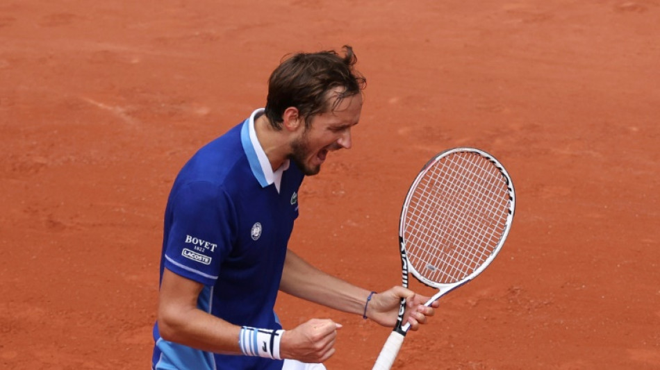 Swiatek y Medvedev a 3&ordf; ronda sin ceder un set, Badosa y Tsitsipas se llevan un susto