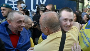 Reencuentros, sonrisas y l&aacute;grimas en el regreso a Ucrania de prisioneros liberados por Rusia