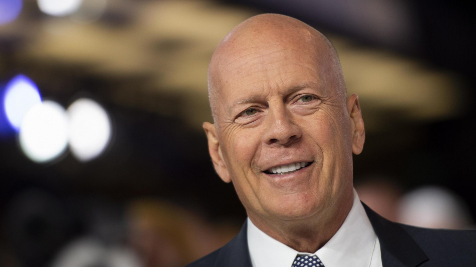 Bruce Willis peggiora, "non pu&ograve; pi&ugrave; camminare"