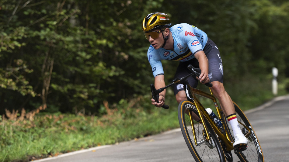 Paura Evenepoel: in bici contro furgone, &egrave; in ospedale
