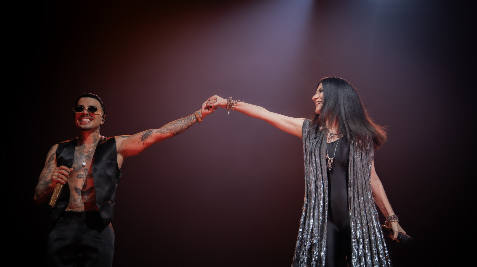 Laura Pausini a sorpresa con Rauw Alejandro al Forum di Milano
