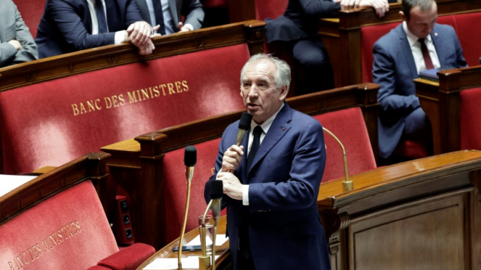Sous le feu des critiques, Bayrou promet de ne laisser aucun d&eacute;fi "sans r&eacute;ponse"
