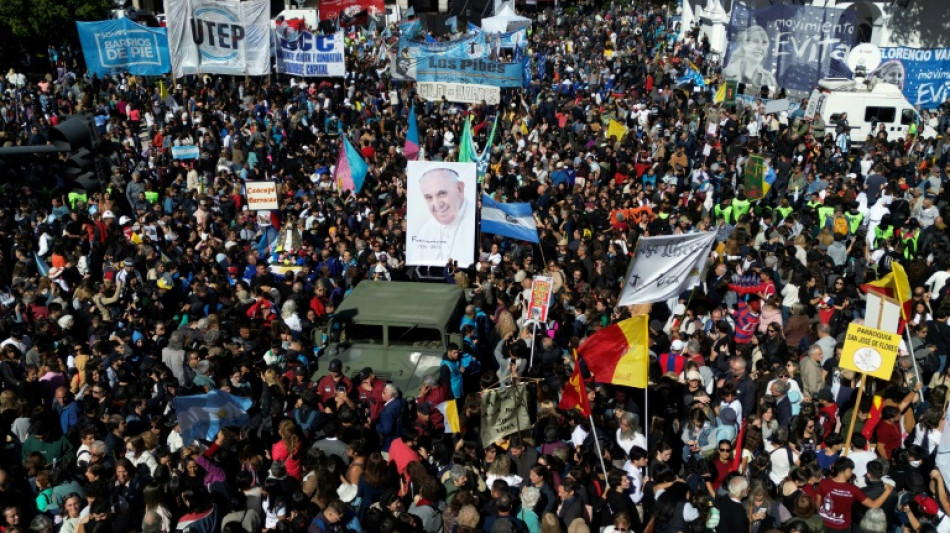 L&aacute;grimas, folia e prociss&atilde;o em Buenos Aires para celebrar o papa que nunca voltou