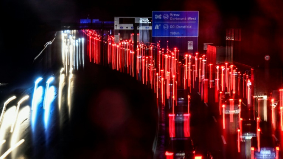 40-Tonnen-Sattelzug kriecht mit Tempo 30 &uuml;ber hessische Autobahn