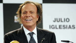 Julio Iglesias tacha las acusaciones sexuales de exempleadas de "absolutamente falsas"