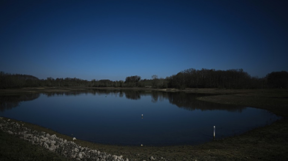 Dans une vall&eacute;e agricole de l'Aquitaine, de pr&eacute;cieuses retenues en manque d'eau