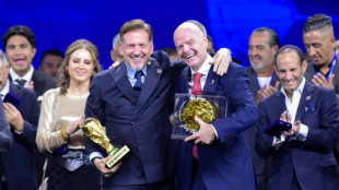 Dom&iacute;nguez comemora 10 anos &agrave; frente da Conmebol acompanhado por Infantino