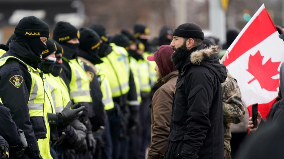Polic&iacute;a de Canad&aacute; evac&uacute;a puente bloqueado y manifestantes confluyen en Ottawa