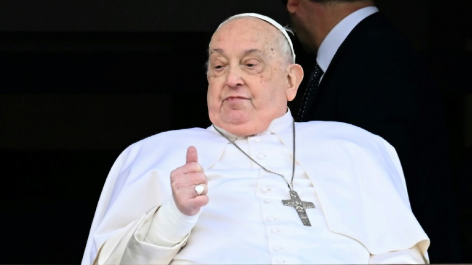 Ersch&ouml;pft wirkender Papst Franziskus verl&auml;sst nach f&uuml;nf Wochen das Krankenhaus