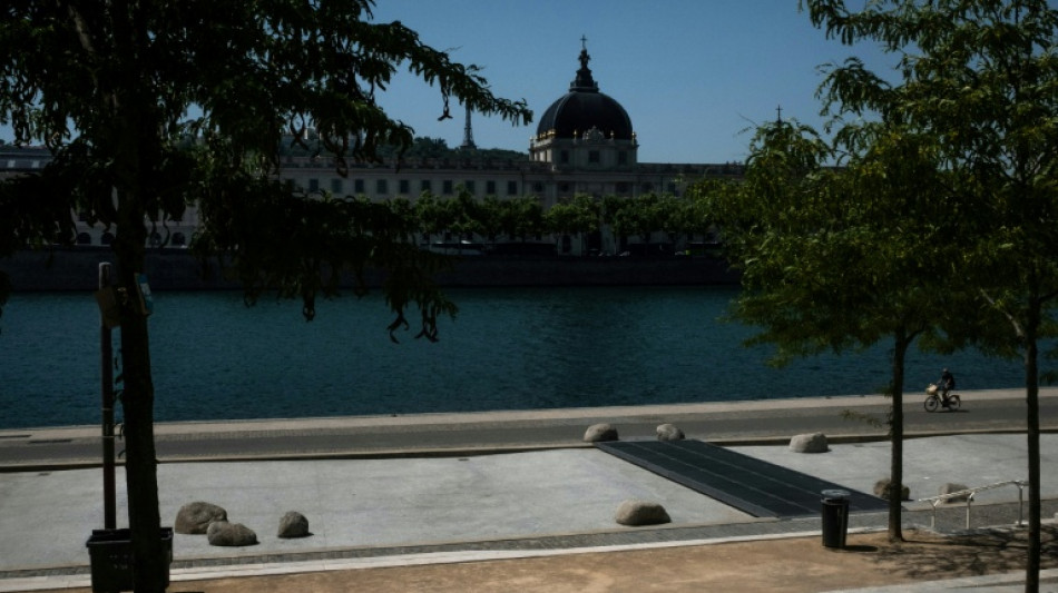 La temp&eacute;rature monte encore mardi au lendemain d'un jour de mai historiquement chaud