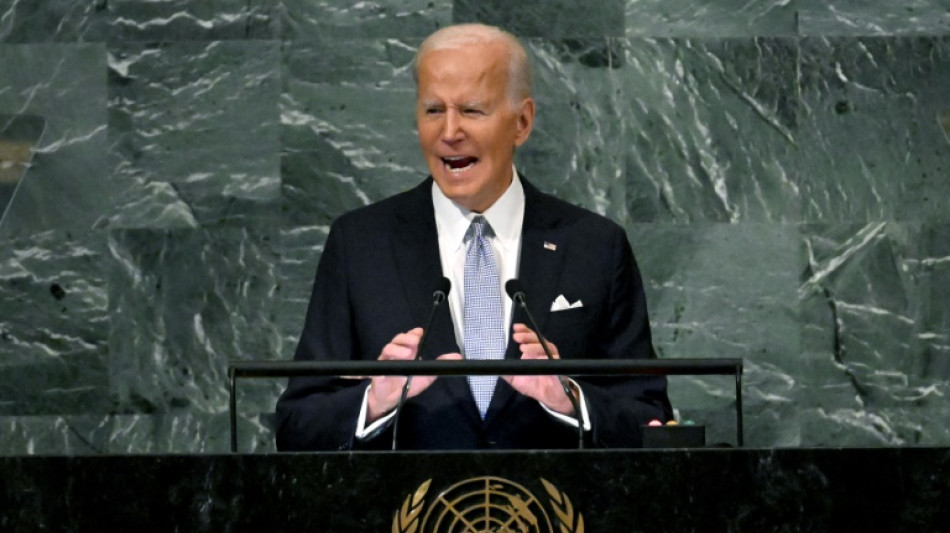 Biden soutient les "femmes courageuses" en Iran, T&eacute;h&eacute;ran r&eacute;prime des manifestations