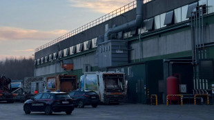 Operaio precipita dal tetto di un capannone e muore