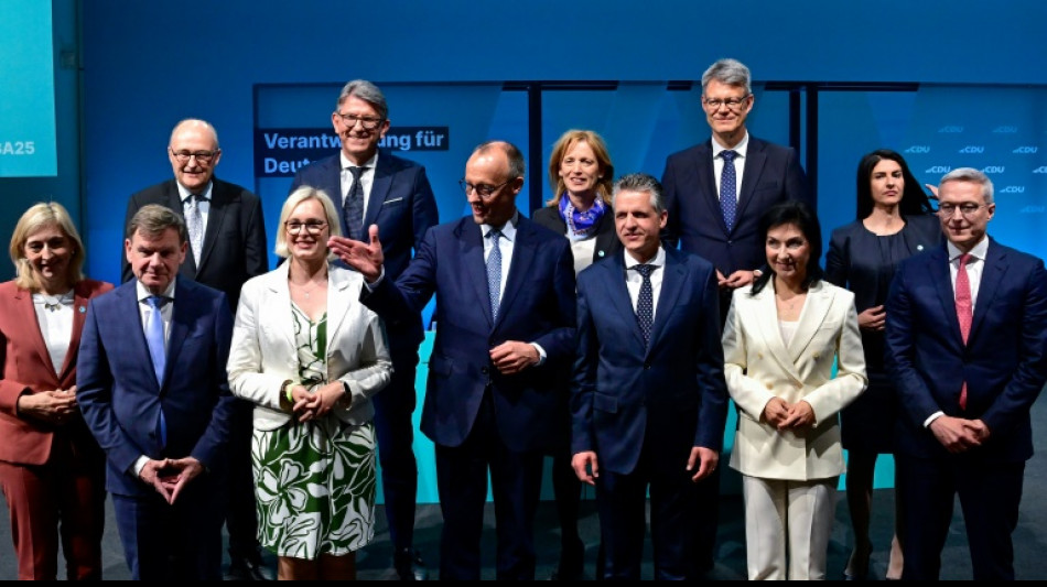 Union startklar f&uuml;r Schwarz-Rot: Koalitionsvertrag gebilligt und Minister benannt