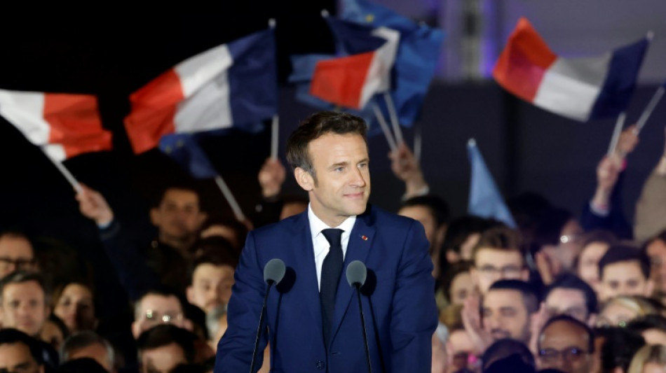 La r&eacute;&eacute;lection d'Emmanuel Macron salu&eacute;e dans le monde