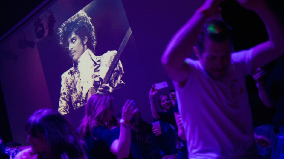 La ic&oacute;nica camisa de volantes de Prince vendida por USD 33.000 en subasta