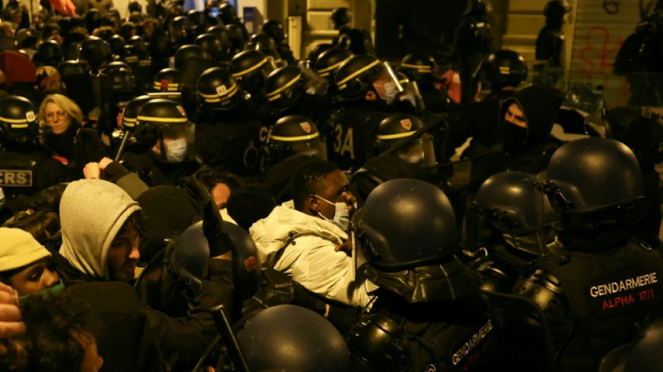 Polizei r&auml;umt von jungen Migranten besetztes Theater in Paris