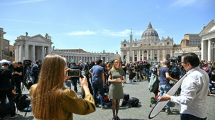 Estupor y devoci&oacute;n en la plaza de San Pedro: se fue "un gran papa"
