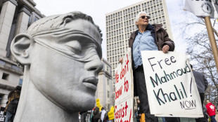 Studente della Columbia in carcere abbraccia il figlio neonato