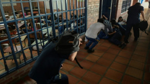 Escola na Col&ocirc;mbia realiza simula&ccedil;&atilde;o de ataque guerrilheiro