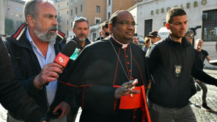 C&aacute;maras, focos y micr&oacute;fonos apuntan a los cardenales previo al c&oacute;nclave