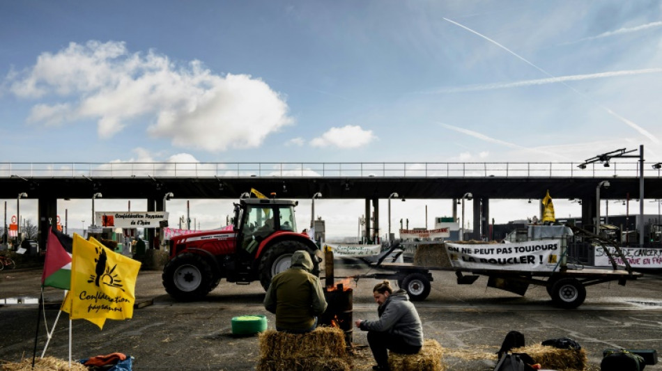 Fin des blocages agricoles routiers en France, des actions continuent contre les supermarch&eacute;s