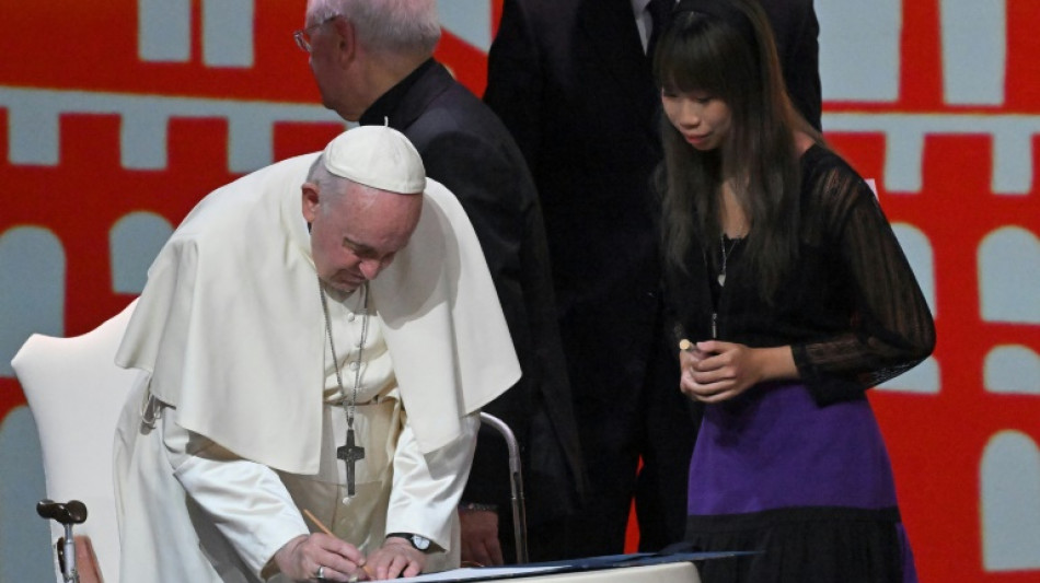 Le pape signe avec les jeunes un pacte pour "une &eacute;conomie de paix"