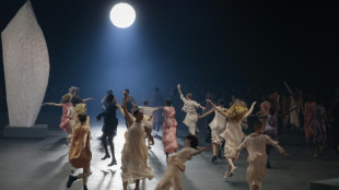 Desfile coreografiado en Par&iacute;s de Issey Miyake para homenajear a su estilista fallecido