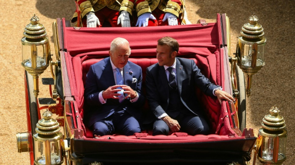 K&ouml;nigliche Kutschfahrt: Charles III. empf&auml;ngt Macron zum Staatsbesuch 