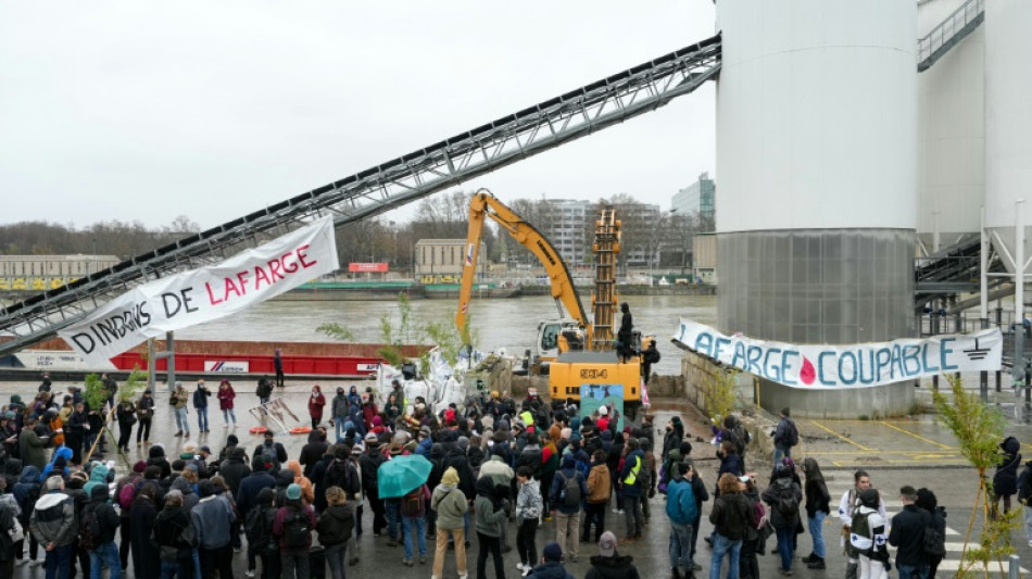 A Paris, des militants &eacute;cologistes se mobilisent contre les cimentiers