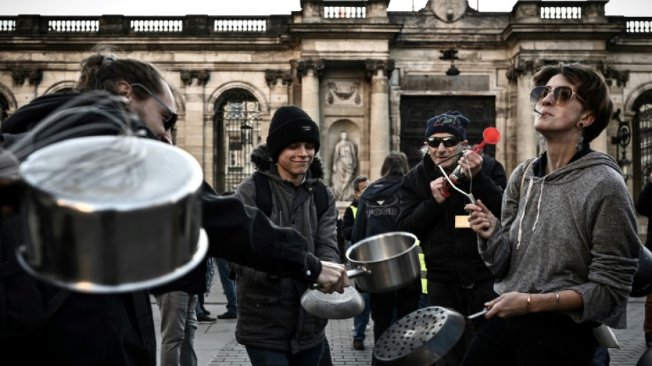 Concerts de casseroles et d&eacute;gradations en marge de l'allocution d'Emmanuel Macron