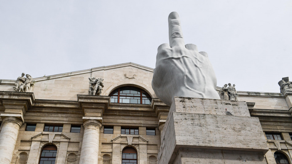 Borsa: Milano riduce calo (-0,4%), gi&ugrave; Stellantis, bene Leonardo