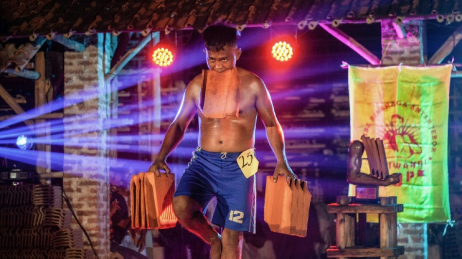 En Indon&eacute;sie, un concours de culturisme pour sauver les producteurs de tuiles