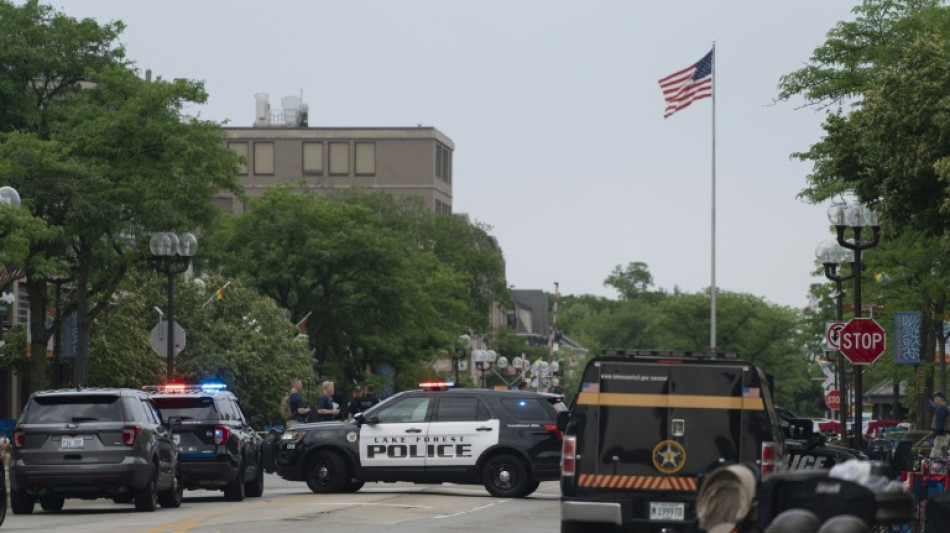 USA: interpellation d'un suspect apr&egrave;s au moins six morts lors d'un d&eacute;fil&eacute; du 4-Juillet