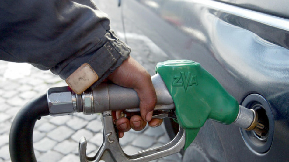 Staffetta, prezzo benzina in calo, self a 1,738 euro