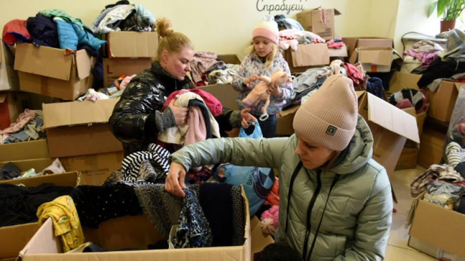 A Lviv, loin de chez eux, des d&eacute;plac&eacute;s ukrainiens &agrave; la recherche de v&ecirc;tements
