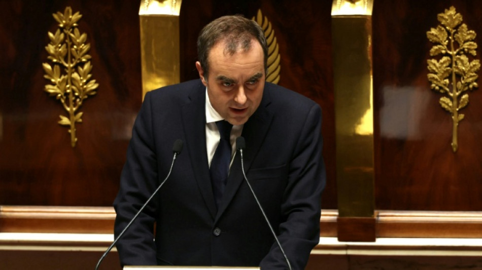 Primeiro-ministro da Fran&ccedil;a sugere suspens&atilde;o de reforma da previd&ecirc;ncia para sobreviver no cargo