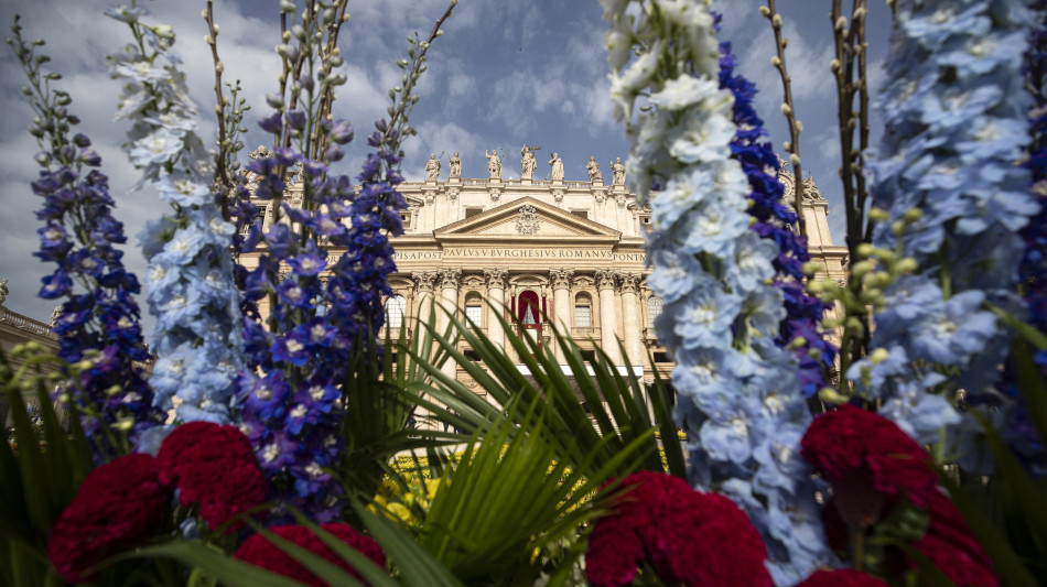 Folla di fedeli a piazza San Pietro tra dolore e incredulit&agrave;