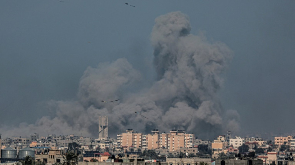Israel mant&eacute;m bombardeios contra Gaza, onde crise humanit&aacute;ria aumenta