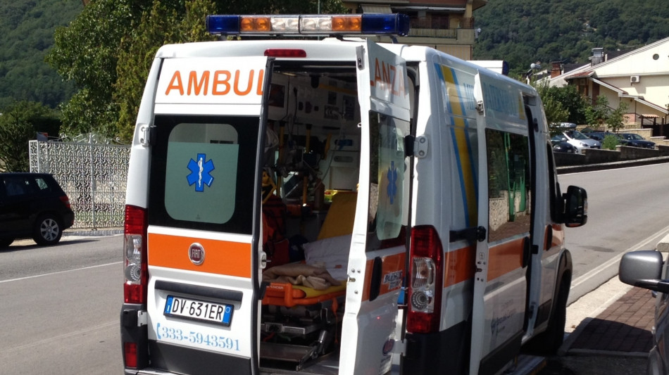 Giovane accoltellato in spiaggia dopo una lite, &egrave; morto