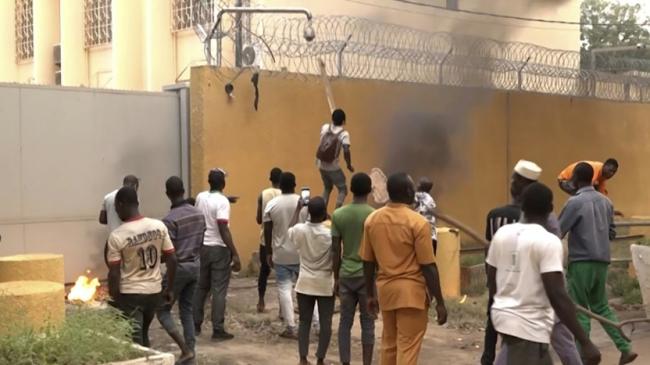 W&uuml;tende Demonstranten in Burkina Faso greifen franz&ouml;sische Botschaft an 