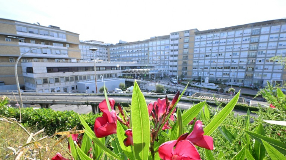 Le pape Fran&ccedil;ois a pass&eacute; "une bonne nuit" apr&egrave;s son op&eacute;ration
