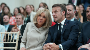 Udienza a Parigi per fake news su sessualità Brigitte Macron