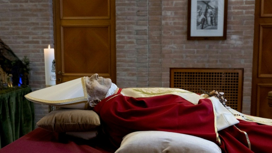 Tausende Menschen kommen zur Aufbahrung von Benedikt XVI. in den Vatikan