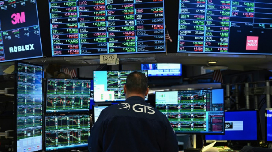 Wall Street ouvre en baisse apr&egrave;s des indicateurs mitig&eacute;s