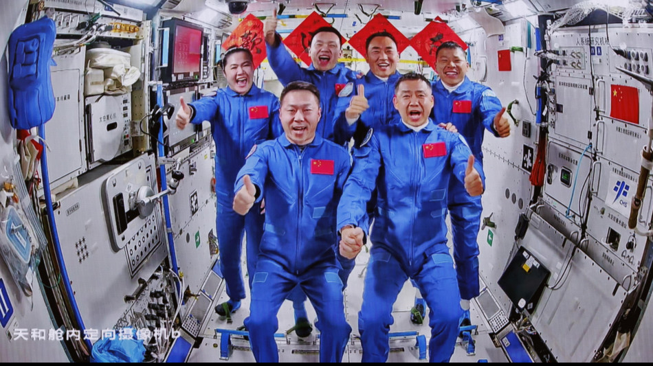 Tornano a terra 3 astronauti cinesi dopo 6 mesi nello spazio