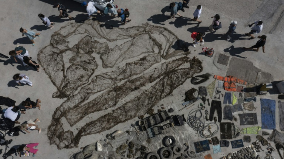 Gr&egrave;ce: des b&eacute;n&eacute;voles nettoient les fonds marins au large de Santorin