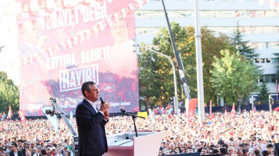 Turquie : avant une audience cruciale pour le CHP, des dizaines de milliers de personnes d&eacute;filent &agrave; Ankara