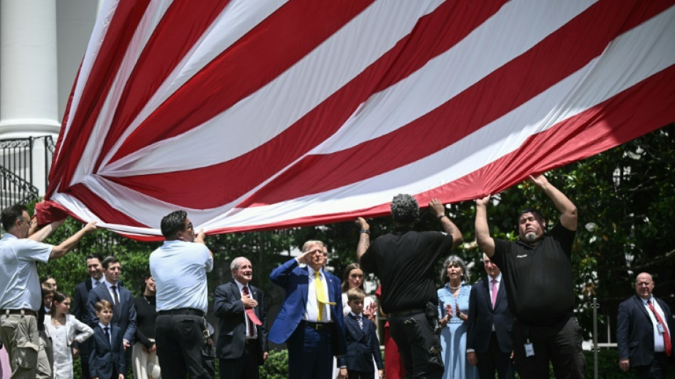 Trump decora el exterior de la Casa Blanca con banderas gigantes