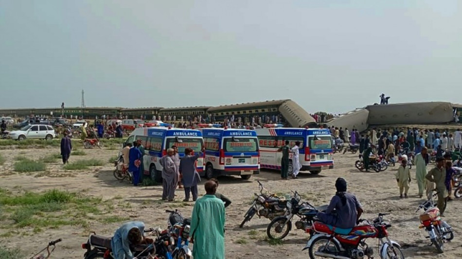 D&eacute;raillement d'un train au Pakistan: au moins 15 morts 