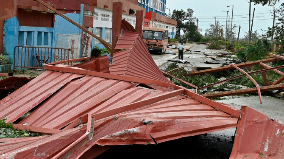 Cuba empieza a restablecer la electricidad tras el hurac&aacute;n Rafael